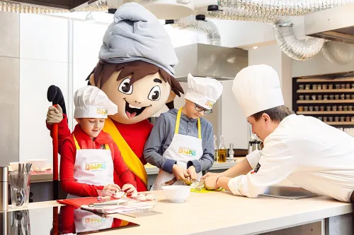 Maskot Skalko s deťmi v kulinárskom štúdiu Foodie