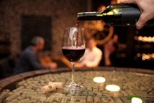 Servírovanie vína v hotelovej vinotéke