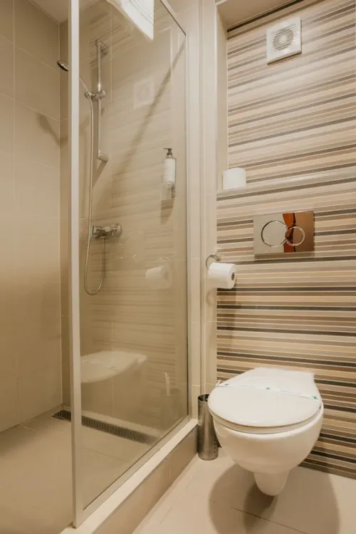 Kúpeľňa so sprchovým kútom v suite standard