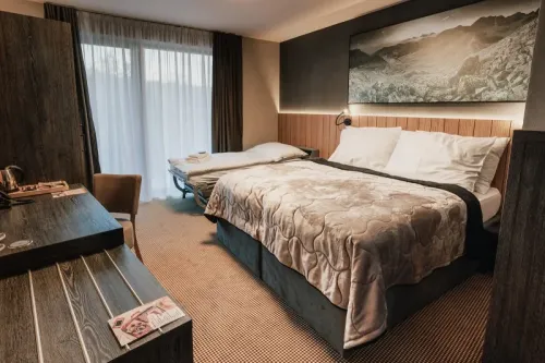 Manželská posteľ a prístela v izbe Double Exclusive